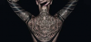 25 Ide Desain Tato Blackwork yang Menarik